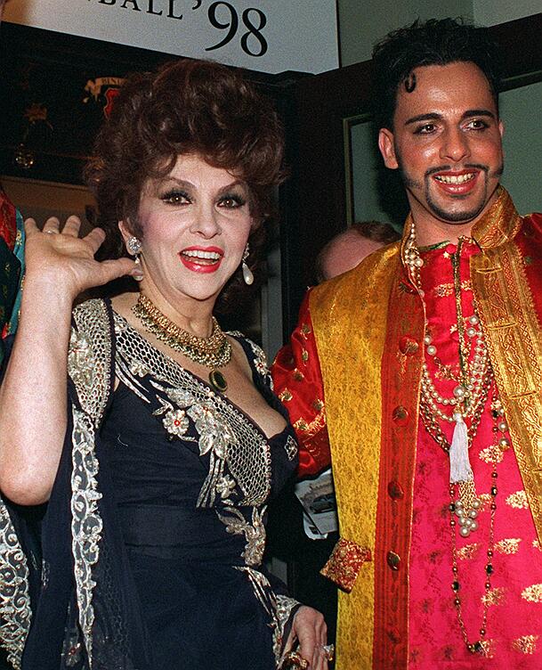 Gina Lollobrigida mit Harald Glööckler im Jahr 1998 auf dem 16. Frankfurter Opernball. Gina Lollobrigida mit Harald Glööckler im Jahr 1998 auf dem 16. Frankfurter Opernball.