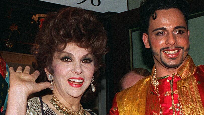 Gina Lollobrigida mit Harald Glööckler im Jahr 1998 auf dem 16. Frankfurter Opernball. Gina Lollobrigida mit Harald Glööckler im Jahr 1998 auf dem 16. Frankfurter Opernball.