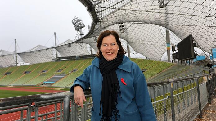 "Ein Magnet": Verena Dietl am Wochenende beim Fototermin mit der AZ im Olympiastadion.