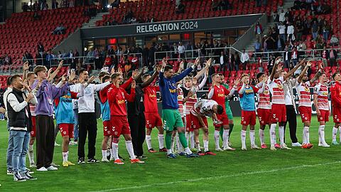 Die Regensburger stehen nach dem Spiel vor ihrer Fankurve.