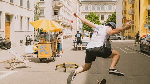 Skateboardtrick auf der Amalienstraße.