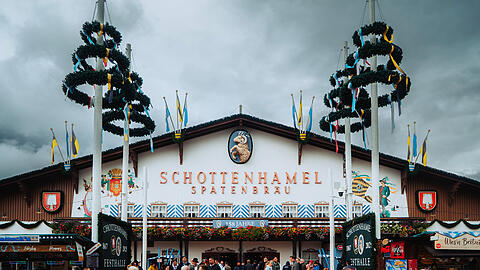 Dunkle Wolken &uuml;ber dem Schottenhamel-Festzelt. Kommt es jetzt zu einer neuen Vergabepraxis auf dem Okotberfest? (Archivbild)
