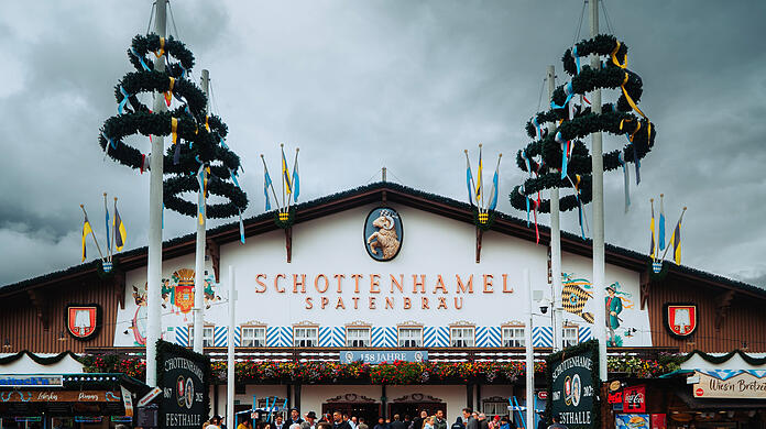 Dunkle Wolken &uuml;ber dem Schottenhamel-Festzelt. Kommt es jetzt zu einer neuen Vergabepraxis auf dem Okotberfest? (Archivbild)