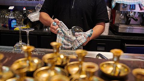 Kleines Geld statt Gold: Im Gastgewerbe arbeiten viele Besch&auml;ftigte zu niedrigen L&ouml;hnen. (Symbolfoto)