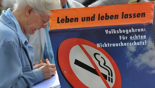 Die ÖDP-Initiative „Für echten Nichtraucherschutz“ sammelt fleißíg Stimmen – die Marke von 25000 hat sie längst geknackt. Die ÖDP-Initiative „Für echten Nichtraucherschutz“ sammelt fleißíg Stimmen – die Marke von 25000 hat sie längst geknackt.