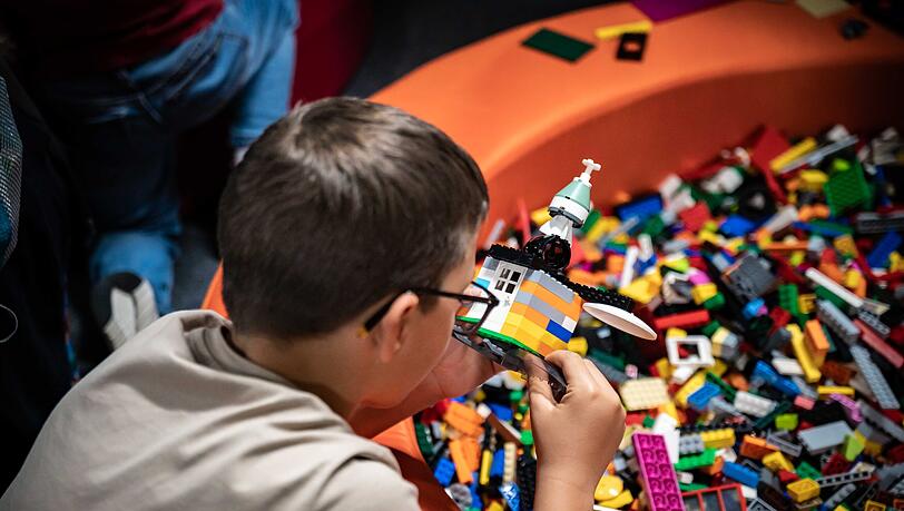Hier werden eigene LEGO-Kreationen erschaffen – Kreativität kennt kein Alter! Hier werden eigene LEGO-Kreationen erschaffen – Kreativität kennt kein Alter!