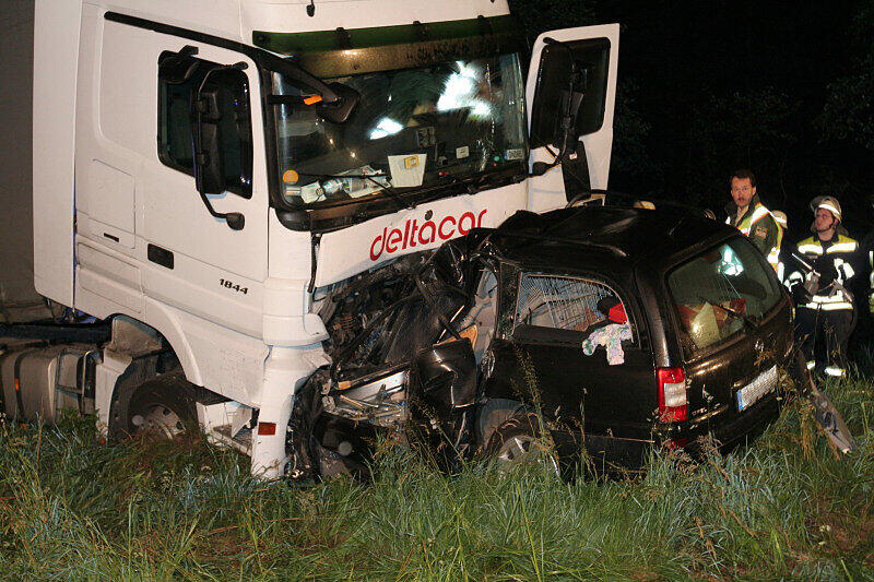 Schrecklicher Unfall bei Rott am Inn: Ein Pkw-Fahrer prallte aus noch ungeklärter Ursache frontal gegen einen Lkw. Der Pkw-Fahrer wurde bei dem Aufprall sofort getötet und  im Fahrzeug eingeklemmt. Fünf Stunden versuchten Hilfskräfte der Feuerwehr, das Opfer zu bergen. Die Bilder.