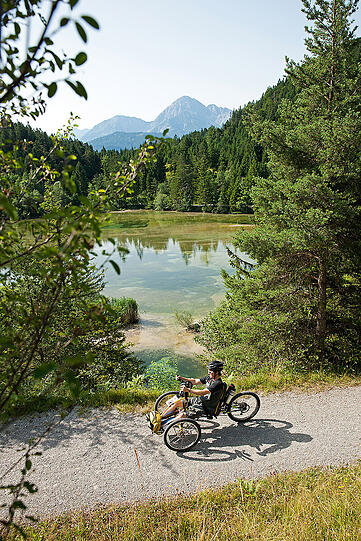 Immer Richtung Süden auf schmalen, steinigen Pfaden: Traumhafte Panoramen sind der Lohn der Alpenüberquerer. Eine Alpenüberquerung eines Rollstuhlfahrers hat es so zuvor noch nicht gegeben, denn die Strecke ist für Mountainbikes ausgelegt.