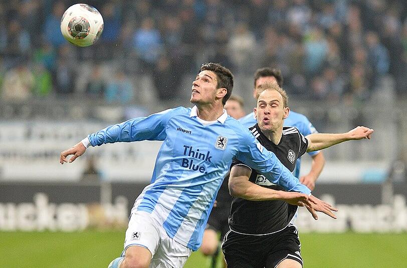 Kapitän Christopher Schindler muss nun am Freitagabend gegen den VfR Aalen ran.