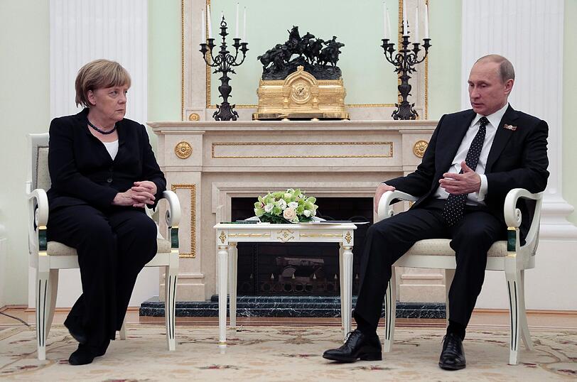 Angela Merkel und Wladimir Putin legten gemeinsam am Grabmal des Unbekannten Soldaten einen Kranz nieder. Anschließend gingen die beiden zu Fuß durch den Alexandergarten in den Kreml.