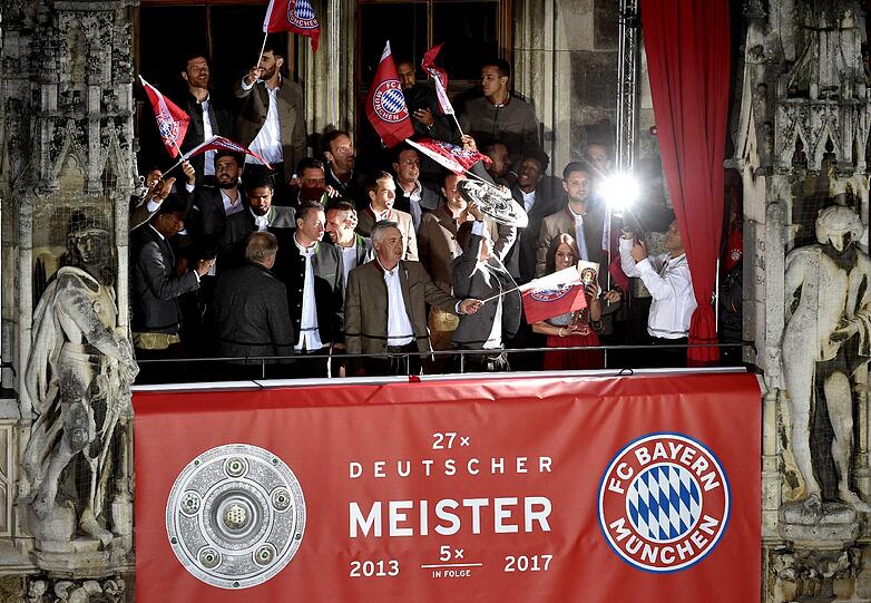 Die Bilder vom Rathausbalkon am Marienplatz.