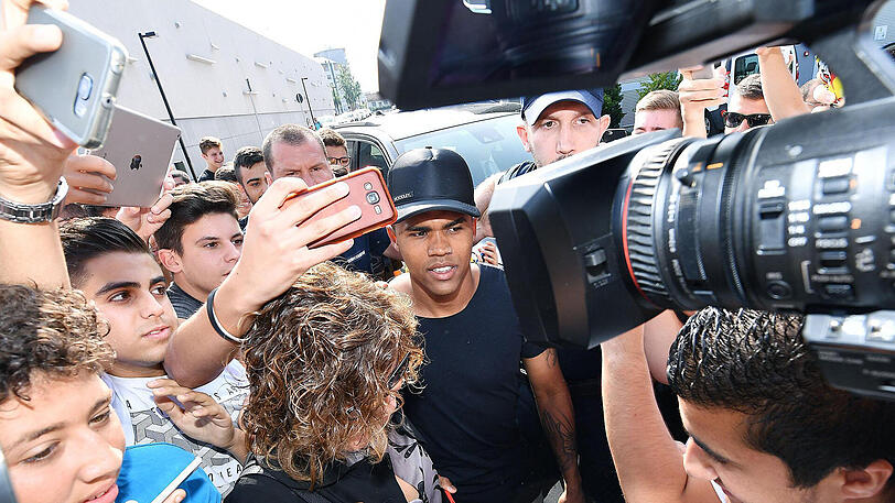 Douglas Costa wurde in Turin begeistert empfangen.