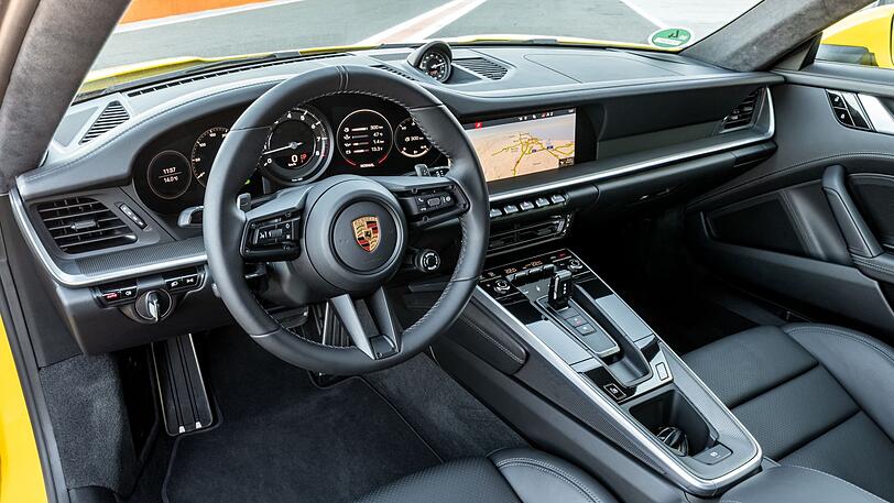 Nur der Drehzahlmesser in der Mitte ist analog - virtuelles Cockpit und Touchscreen im neuen Elfer.