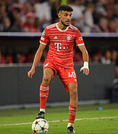 Noussair Mazraoui wird gegen Augsburg von Beginn an auflaufen.
