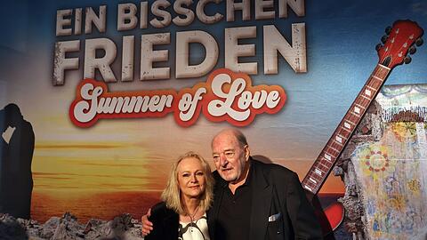 Sängerin Nicole und Produzent Ralph Siegel kommen zur Premiere von "Ein bisschen Frieden – Summer of Love".