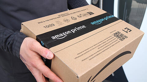 Der Paketbote kam von Amazon, im Aufzug begrapschte er dann das Mädchen. (Symbolbild)