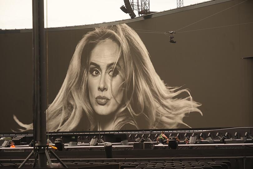 Gigantisch groß wird Adele immer wieder auf der riesigen Videoleinwand zu sehen sein.