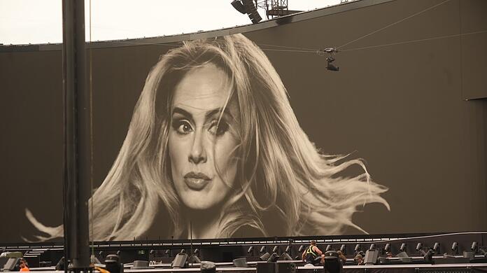 Gigantisch groß wird Adele immer wieder auf der riesigen Videoleinwand zu sehen sein.