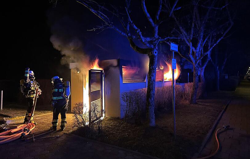 In der Silvesternacht brannten in München mehrere Mülltonnen, das Feuer in der Terofalstraße in Hadern erfasste das ganze Mülltonnenhaus.