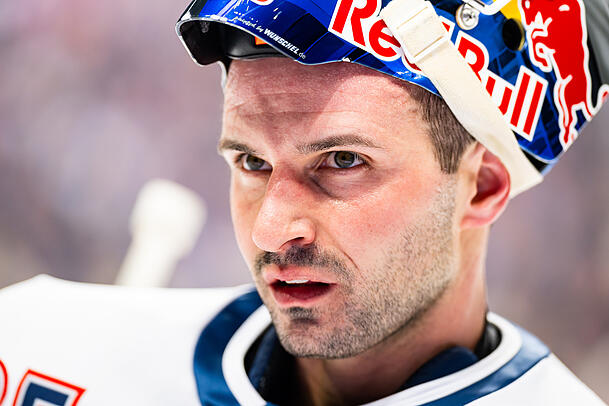 EHC-Goalie Mathias Niederbergerhat die Olympischen Winterspiele im Februar im Visier. EHC-Goalie Mathias Niederbergerhat die Olympischen Winterspiele im Februar im Visier.