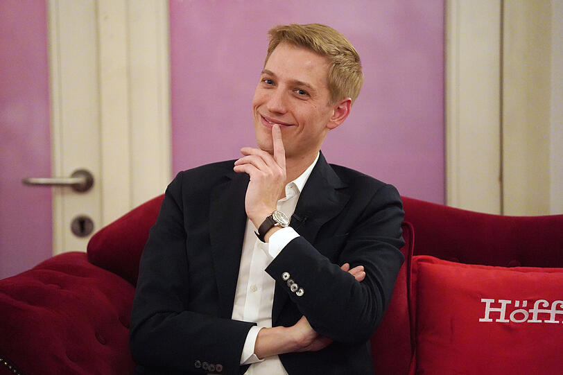 B&uuml;rgermeister Dominik Krause (Gr&uuml;ne) auf dem Roten AZ-Sofa.