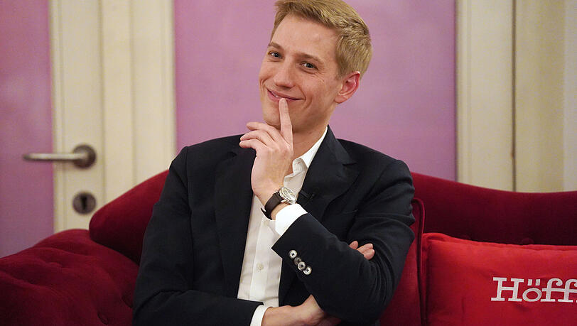 B&uuml;rgermeister Dominik Krause (Gr&uuml;ne) auf dem Roten AZ-Sofa.