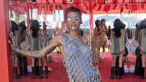 K&ouml;nnte glatt aus einer Sci-Fi-Serie entstiegen sein: Teyana Taylor beim Revolve Festival.