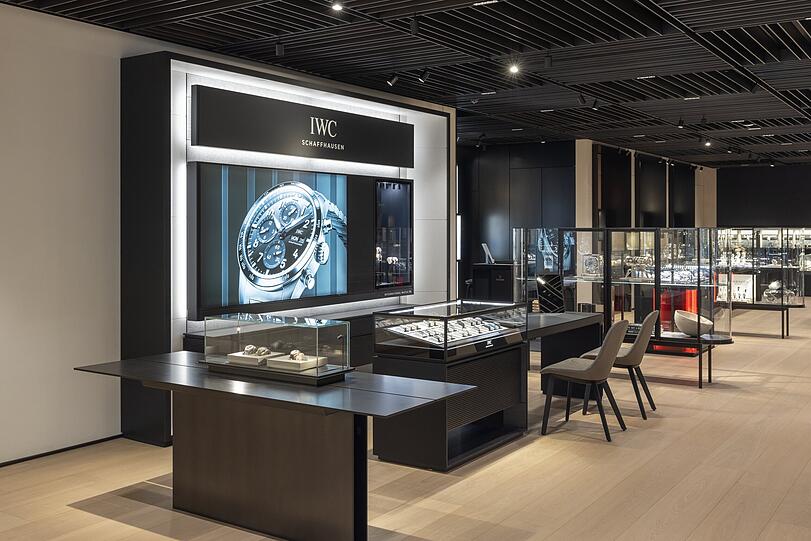 Die kuratierte Auswahl im neuen Bucherer München präsentiert Luxusuhrenmarken, die von sportlicher Funktionalität über technische Meisterwerke bis zu ikonischer Eleganz reichen. Die kuratierte Auswahl im neuen Bucherer München präsentiert Luxusuhrenmarken, die von sportlicher Funktionalität über technische Meisterwerke bis zu ikonischer Eleganz reichen.