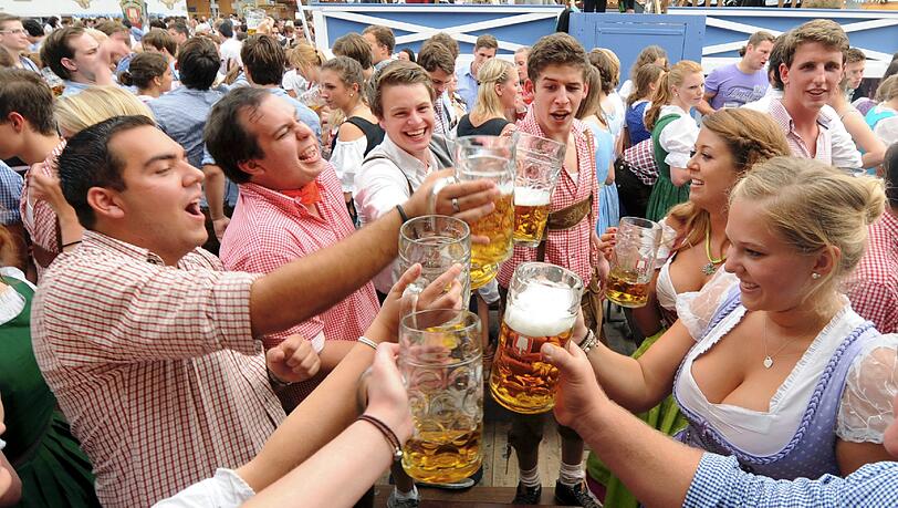 Bierzelt auf der Wiesn: Wer drin ist, hat's geschafft. Wer draußen steht, verärgert die Standl-Besitzer. Bierzelt auf der Wiesn: Wer drin ist, hat's geschafft. Wer draußen steht, verärgert die Standl-Besitzer.