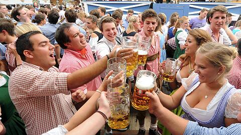 Bierzelt auf der Wiesn: Wer drin ist, hat's geschafft. Wer draußen steht, verärgert die Standl-Besitzer.