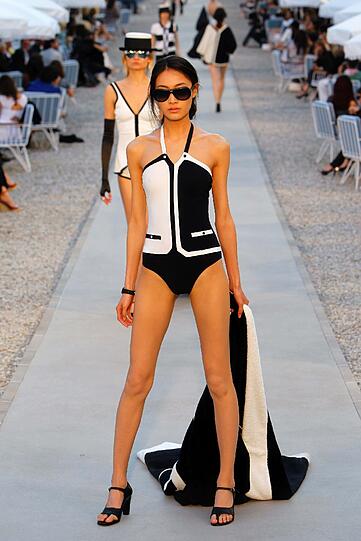 So kennt man die Kreationen von Karl Lagerfeld.