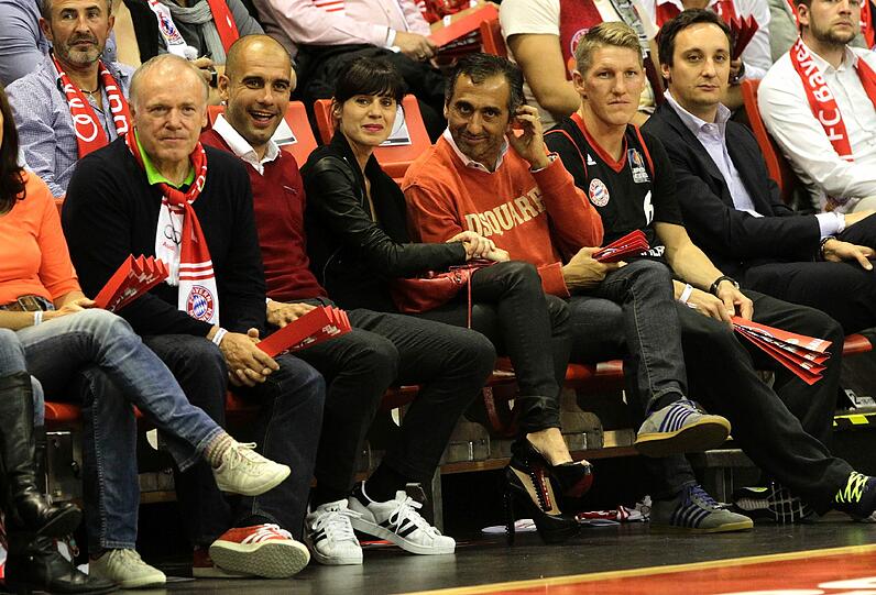 Die FC-Bayern-Fußballer im Audi Dome.