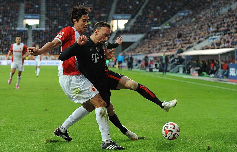 FRANCK RIBÉRY NOTE 3
Der Franzose diesmal mit mehr Freiheiten über links, abgesichert von Bernat. Kam gegen die cleveren Augssburger selten durch wie in Minute 47. Vergab völlig frei und alleine (53.) - kläglich. In Halbzeit zwei besser und zielstrebiger.