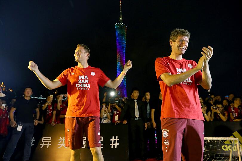 Manuel Neuer und Thomas Müller beim Fluss-Fußball. Hier gibt's die Bilder.