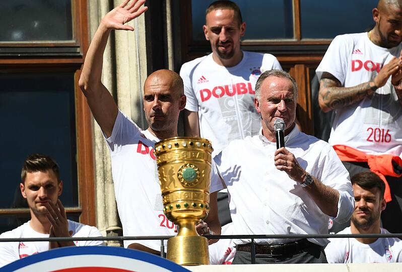 "Ich weiß, ich war nicht in der Lage, den schönsten Titel zu erreichen, die Champions League", sagte Guardiola (l.) noch.