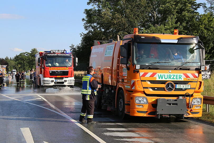Bohrschlamm auf der B12 bei Forstinning löste ein Verkehrschaos aus. Bis weit in die Nacht hinein kam es zu Behinderungen.