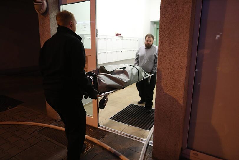 Die Feuerwehr fand in einem Bordell in Nürnberg eine tote Frau - die Bilder vom Einsatz.