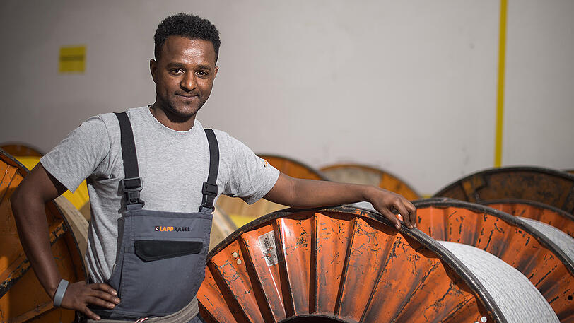 Fachkräfte, aber auch Azubis werden in Deutschland händeringend gesucht. Tedros Gebru aus Eritrea arbeitet bei einem Stuttgarter Kabelhersteller.