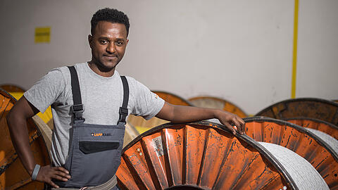 Fachkräfte, aber auch Azubis werden in Deutschland händeringend gesucht. Tedros Gebru aus Eritrea arbeitet bei einem Stuttgarter Kabelhersteller.