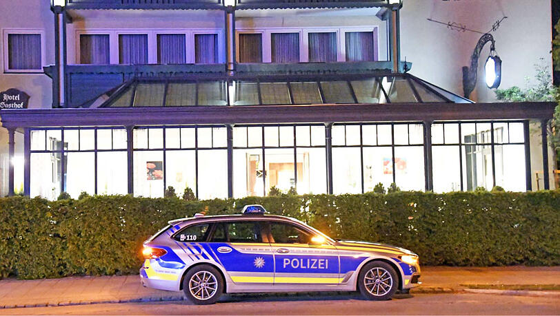 Ein Polizeiauto steht vor dem Hotel, in das sich der Schwerverletzte geflüchtet hat.