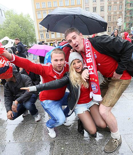 Die Bayernfans sind bereit für einen außergewöhnlichen Fußballabend. Bei brittischem Wetter und bayerischem Bier präsentieren sie die Fans lautstark am Marienplatz. Die besten Bilder.