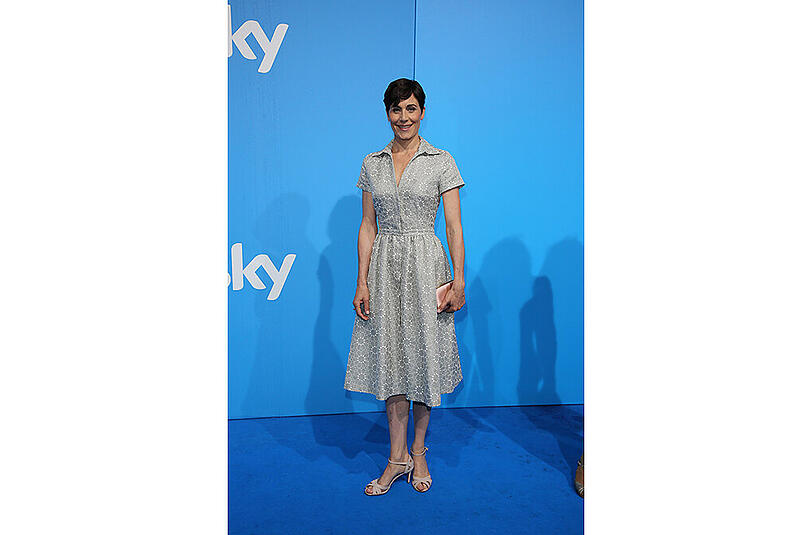 Nina Kunzendorf auf dem blauen Teppich der 28. Verleihung des Bayerischen Fernsehpreises in München.