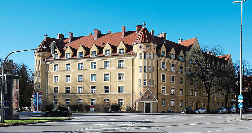 Ein Wohnhaus, das noch den 30er-Jahre-Charme versprüht.