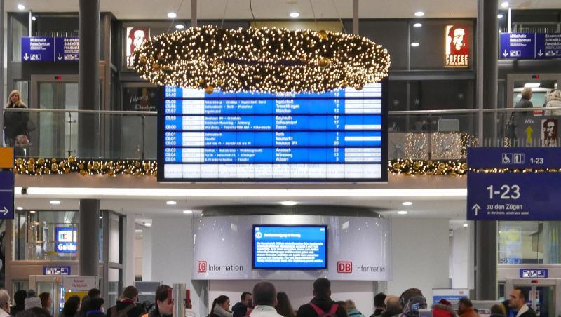 Reisende stehen im Nürnberger Hauptbahnhof. Reisende stehen im Nürnberger Hauptbahnhof.