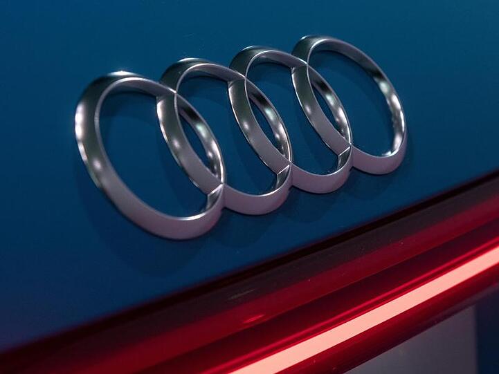 Audi-Ringe an einem Audi e-tron 55 quattro, aufgenommen vor der Jahres-Pk der Audi AG. Foto: Armin Weigel/Archiv