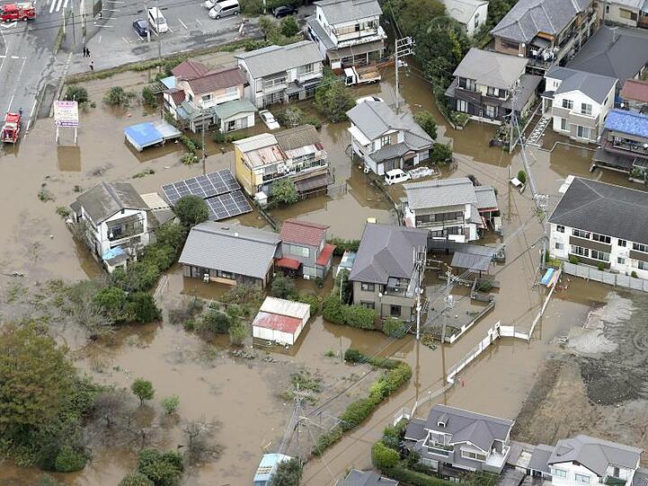 Überflutetes Wohngebiet in der Stadt Sakura in der Präfektur Chiba.