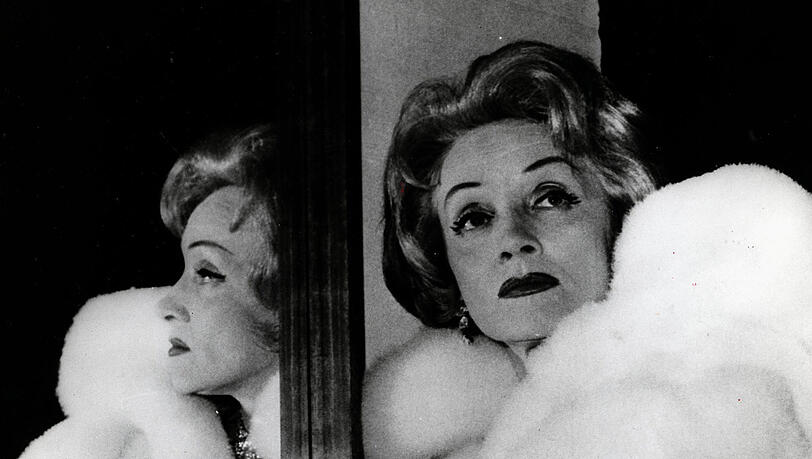 Glamourös und fast wie eine Karikatur einer Diva: Marlene Dietrich Anfang der 70er Jahre in London im pelzigen Schwanenmantel.