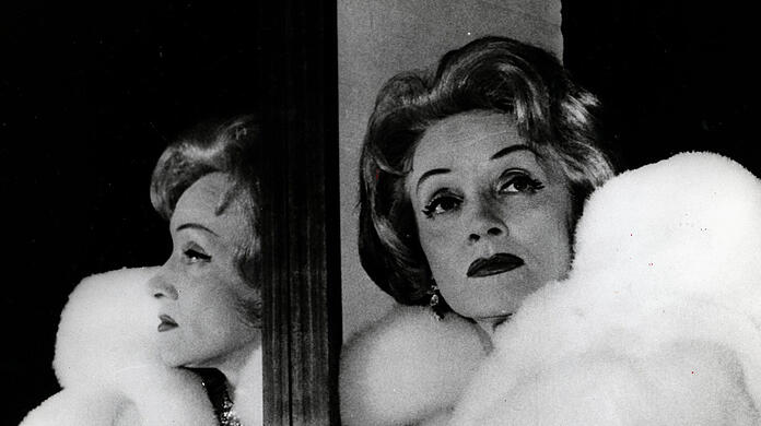 Glamourös und fast wie eine Karikatur einer Diva: Marlene Dietrich Anfang der 70er Jahre in London im pelzigen Schwanenmantel.