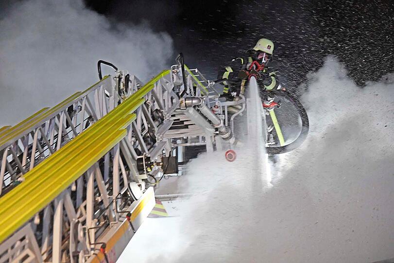 Großbrand auf einem landwirtschaftlichen Anwesen. Hunderte Feuerwehrleute bekämpften die Flammen. Bilder vom Einsatz.