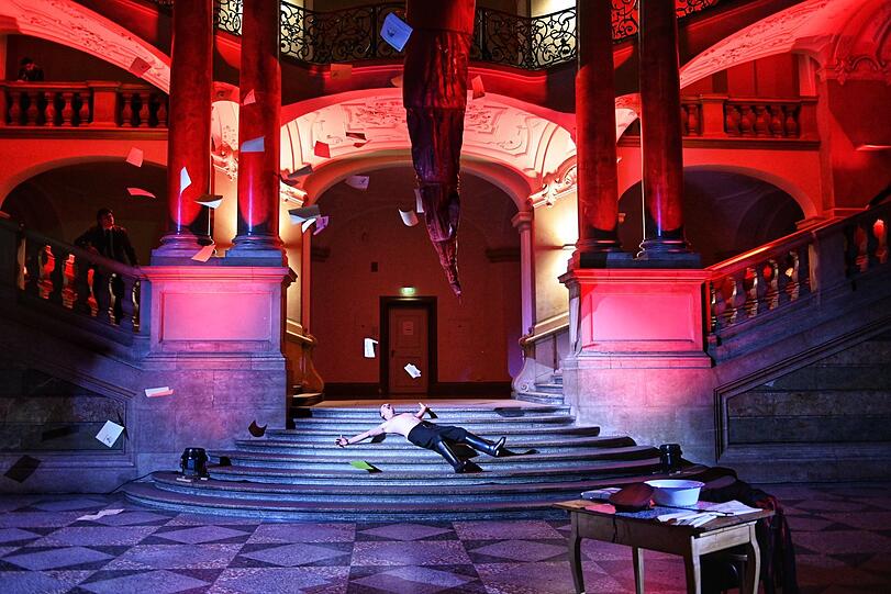 "In the Penal Colony" im Lichthof des Justizpalasts